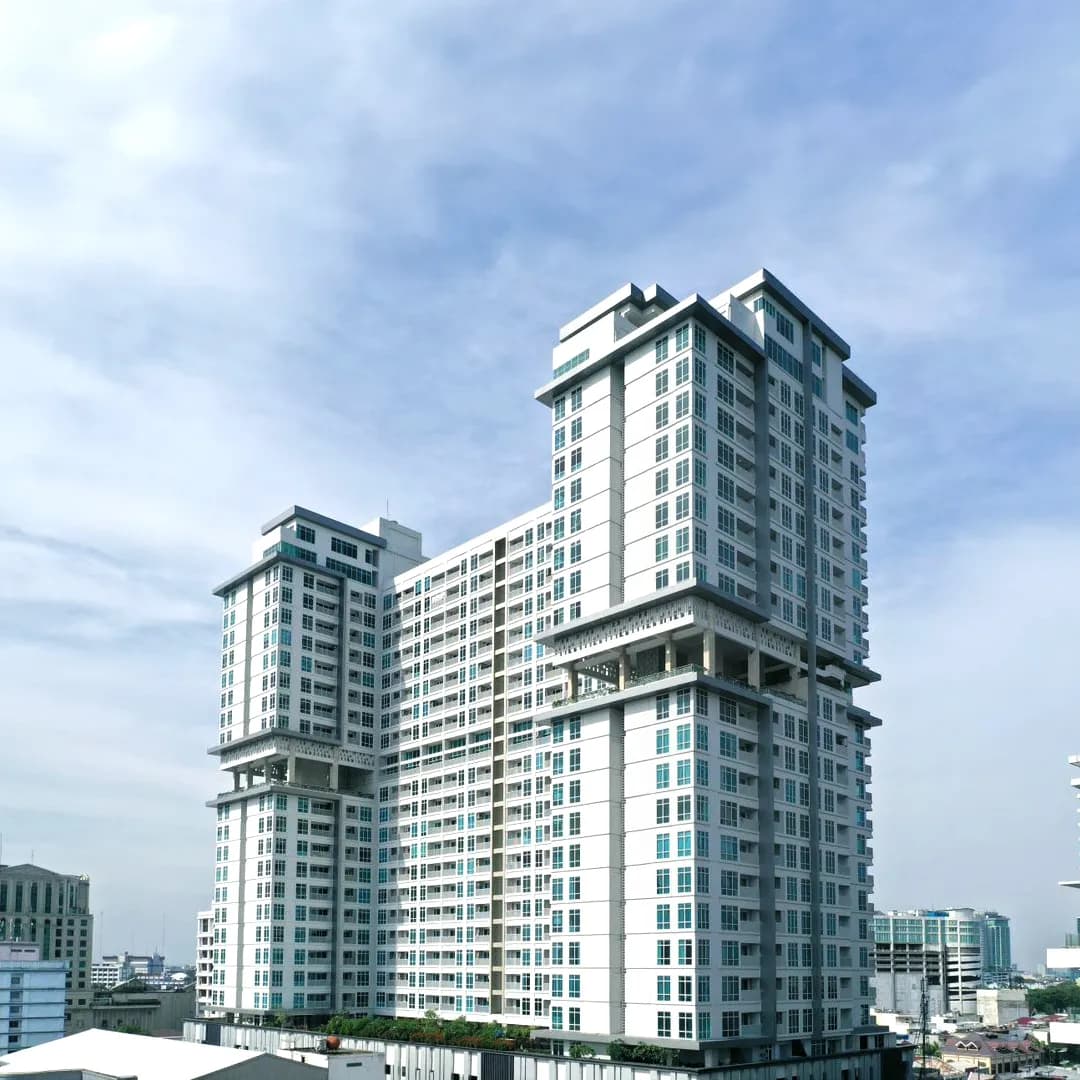 Bangunan Apartemen Vasaka The Reiz Condo di bawah langit biru